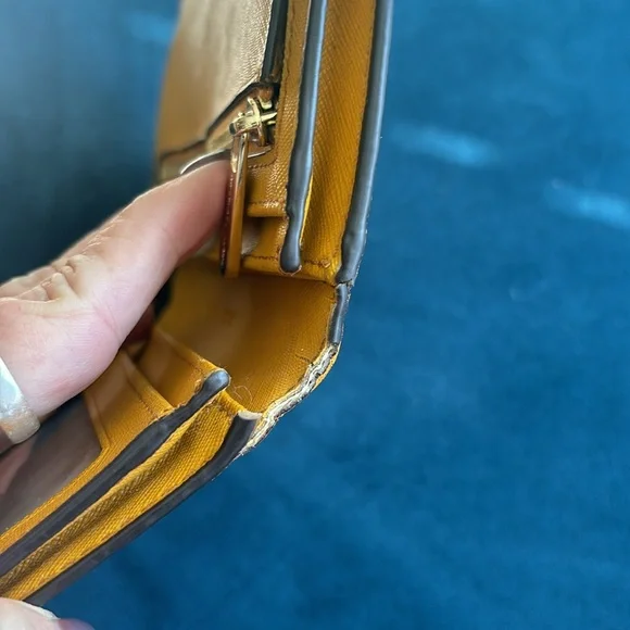 Michael Kors Continental wallet with 5 pockets, 7 card holders and change pocket - Picture 9 of 9